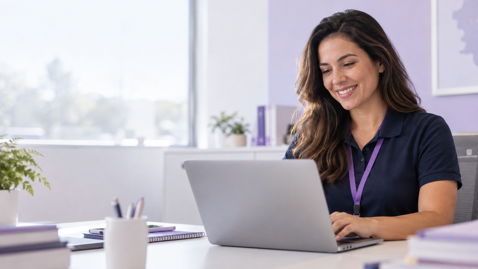 Profissional de implantação acompanhando o trabalho em um notebook